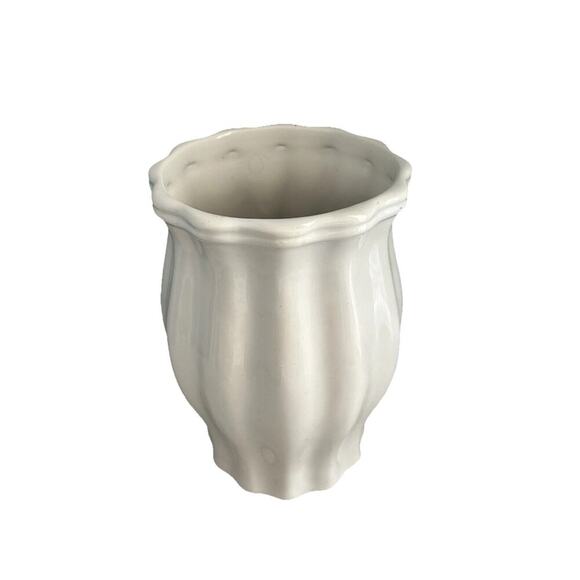 9 1/4” Tall White Vase Vintage WCL Scalloped Home Decor Table Centerpiece Entry - Picture 3 of 16